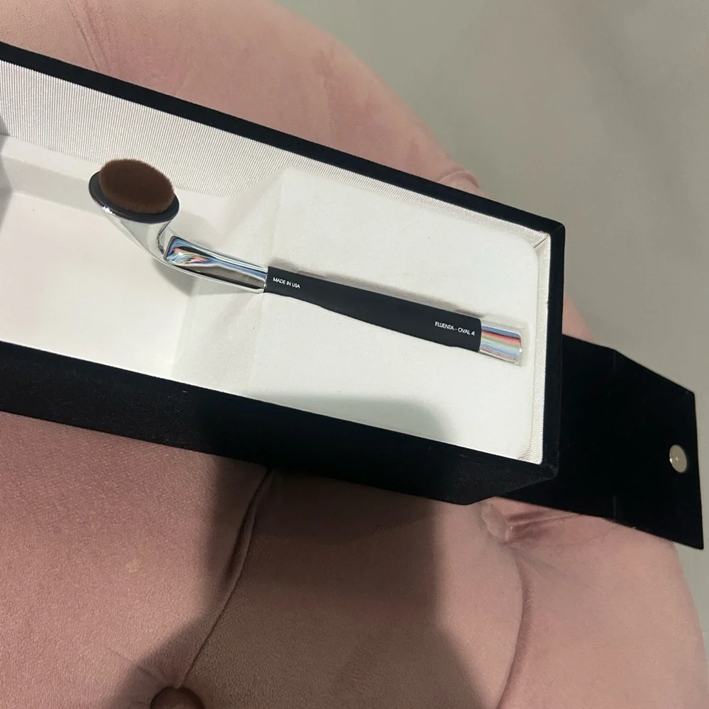 NIB ARTIS Fluenta Collection Oval‎ 4 Brush